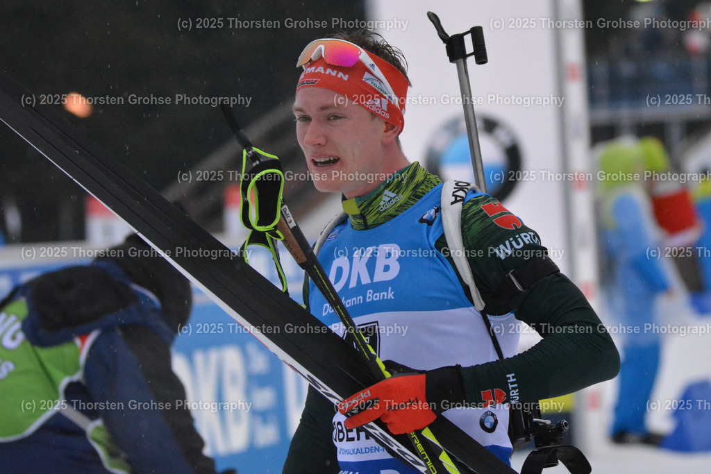 IBU WC Biathlon Oberhof 2018 | DOLL Benedikt (GER) im Ziel (Platz 9); IBU WC Biathlon Oberhof 2018, 12,5 km Verfolgung der Männer am 06.01.2018 in der DKB Ski Arena in Oberhof, (Deutschland) - Realisiert mit Pictrs.com