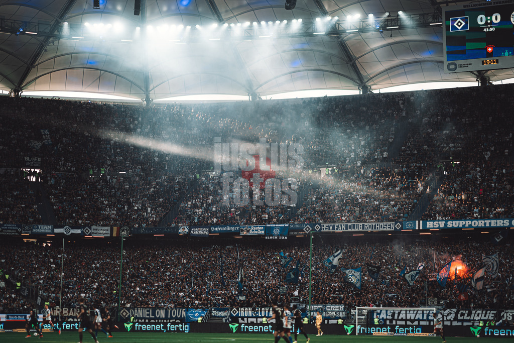 Fußball | Männer | Saison 2023/2024 | 2. Fußball-Bundesliga | 32. Spieltag | Hamburger SV vs. FC St. Pauli  | 03.05.2024 | Ein Sonnenstrahl fällt auf die Nordtribüne