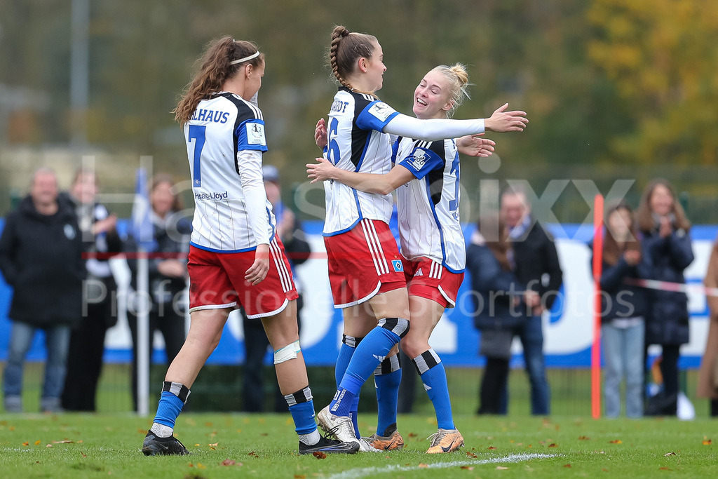 Fussball, 2. Frauen-Bundesliga, Hamburger SV - SC Sand | v.li.: Larissa Mühlhaus (Hamburger SV, 7), Torschützin Dana Marquardt (Hamburger SV, 16) und Sophie Profe (Hamburger SV, 14) mit Torjubel, Jubel, jubeln, jubelt, optimistisch, Spielszene, Highlight, Freude über das Tor zum 2:1, DIE DFB-RICHTLINIEN UNTERSAGEN JEGLICHE NUTZUNG VON FOTOS ALS SEQUENZBILDER UND/ODER VIDEOÄHNLICHE FOTOSTRECKEN. DFB REGULATIONS PROHIBIT ANY USE OF PHOTOGRAPHS AS IMAGE SEQUENCES AND/OR QUASI-VIDEO.