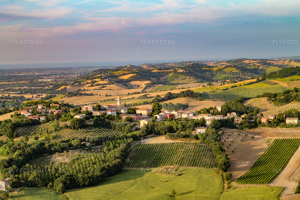 Vue aérienne: Vue de la ville à Sant'Ippolito dans le département Les Marches, Italie. Photo: IMG_43143.jpg prise le 16/07/2011 par Werner Riehm/FLY-FOTO.eu – Résolution de l'original: 4272 x 2848 px