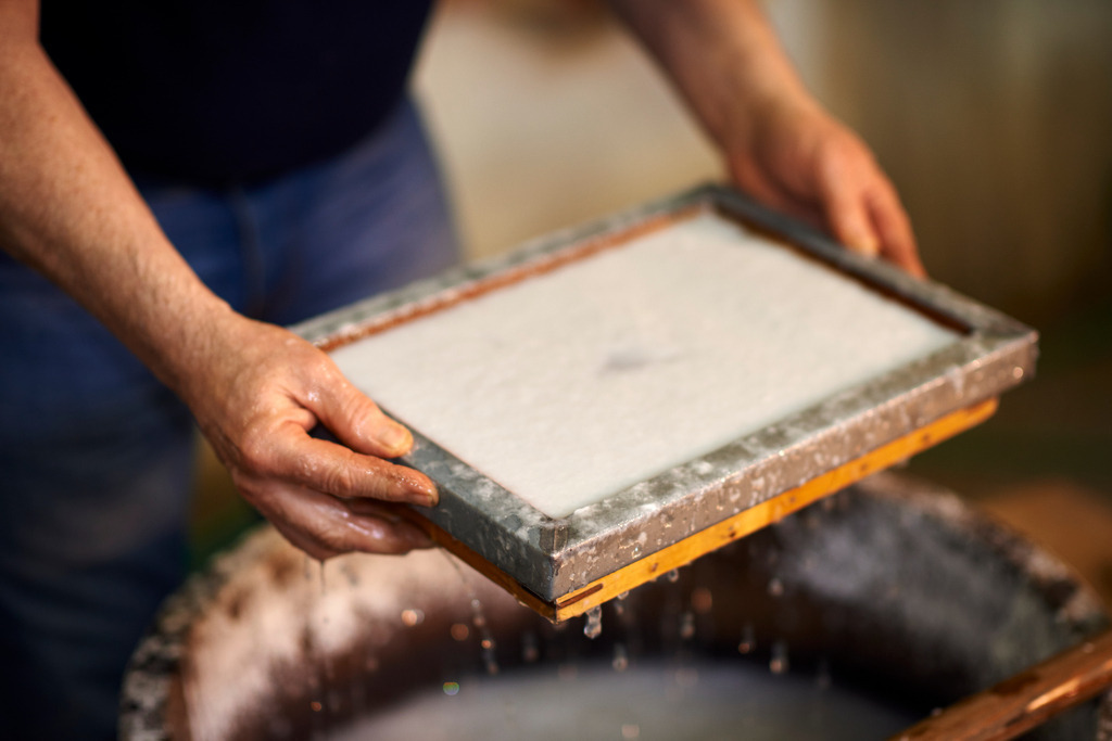 Papiermuehle Moerzinger  | Bad Großpertholz, Austria - April 01, 2016: Papiermuehle Moerzinger; der verdünnte Papierstoff im Bottich mit einem Sieb. - Realisiert mit Pictrs.com