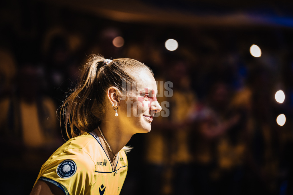 Volleyball | Frauen | Saison 2025/2026 | Volleyball Bundesliga | SSC Palmberg Schwerin vs. ETV Hamburger Volksbank Volleys | 18.10.2025 | Hannah Kohn (#12, SSC Palmberg Schwerin) beim Einlauf in die Arena