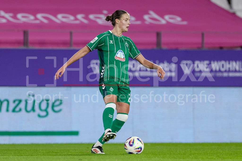 Fussball, Google Pixel Frauen-Bundesliga, SGS Essen - SV Werder Bremen | Hanna Nemeth (SV Werder Bremen, 23) am Ball, Freisteller, Einzelbild, Ganzkörper, Aktion, Action, Spielszene, DIE DFB-RICHTLINIEN UNTERSAGEN JEGLICHE NUTZUNG VON FOTOS ALS SEQUENZBILDER UND/ODER VIDEOÄHNLICHE FOTOSTRECKEN. DFB REGULATIONS PROHIBIT ANY USE OF PHOTOGRAPHS AS IMAGE SEQUENCES AND/OR QUASI-VIDEO.