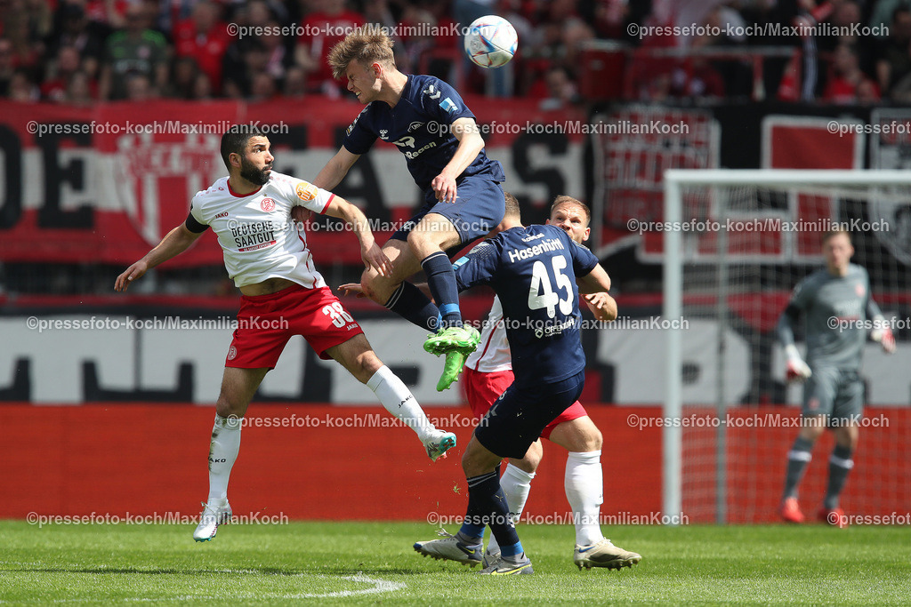 RWE3Liga30042301008 | 30.04.2023, Essen, Fußball, bwin 3.Liga Fußball Herren, Stadion an der Hafenstraße, 34. Spieltag, Saison 2022 2023, Rot-Weiss Essen – VfB Oldenburg: Kopfball Oguzhan Kefkir von Rot-Weiss Essen gegen Linus Schäfer von VfB Oldenburg . DFB regulations prohibit any use of photographs as image sequences and or quasi-video.