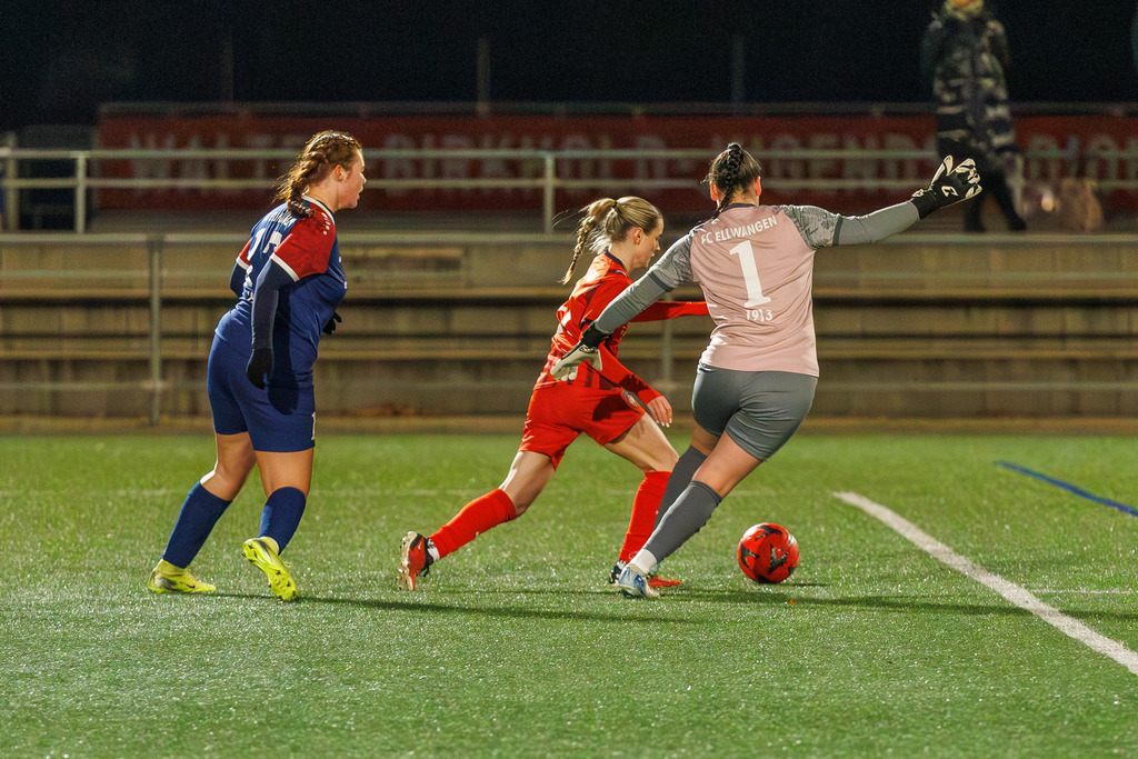 FCHFCE_251121_0542 | 1.FC Heidenheim 1846 II vs. FC Ellwangen II, Fußball, Frauen, Bezirksliga, 2025/2026, 10. Spieltag, 22.11.2025 in Heidenheim, Kunstrasen b. Voith-Arena West, Flutlichtspiel(Foto: Michael Bulling) - Realisiert mit Pictrs.com