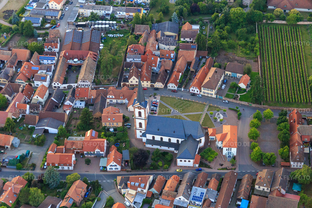 Luftbild: Katholische Kirche St. Peter und Paul in Edesheim im Bundesland Rheinland-Pfalz in Deutschland. Foto: IMG_082716.jpg vom 25.06.2015 durch Werner Riehm/FLY-FOTO.de