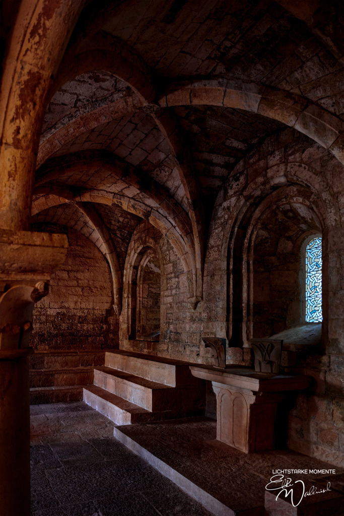 Abbeye du Thoronet | Herzlich willkommen auf meiner Seite! Ich bin Elke Wallnisch, Deine Fotografin für lichtstarke Momente. Der Name steht für alles, was mich mit der Fotografie verbindet: Das Licht und seine machtvolle Wirkung auf eine Situation oder unsere Stimmung - Realisiert mit Pictrs.com