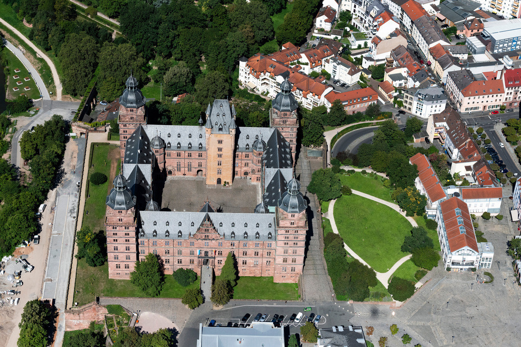 dr__0203454.jpg | ASCHAFFENBURG 07.09.2023 Gebäude und der Schloßpark- Anlagen des Wasserschloß Johannisburg am Schloßplatz in Aschaffenburg im Bundesland Bayern. // Building and castle park systems of water castle Johannisburg on place Schlossplatz in Aschaffenburg in the state Bavaria. Foto: Daniel Reiter