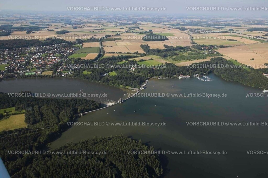 Moehnesee07082874 (1) | Möhneseenach 23 Jahren wurde die Staumauer des Möhnesees zu erstenMal wieder geöffnet viele Schaulustigen genossen bei bestem Wetter den überwältigenden Eindruck Ruhrhochwasser Überschwemmungen nach den heftigen Regenfällen im Sauerland   Ruhr Ruhrauen Aue     11.08.2007 Luftbild : Hans Blossey, Hamm  www.luftbild-blossey.de