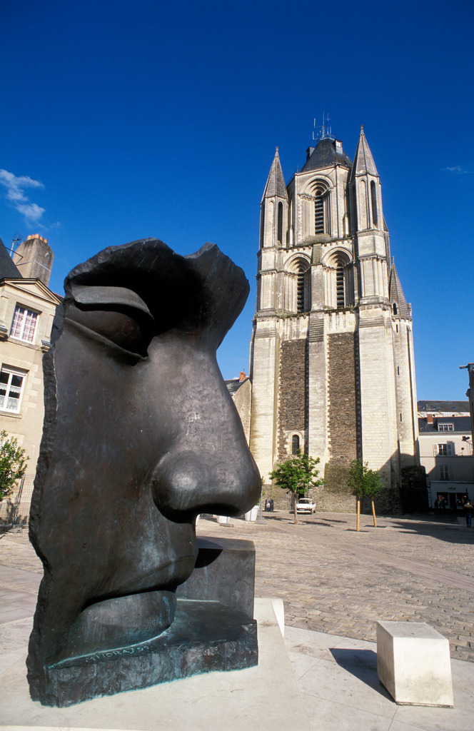 Kunstwerk vor Kirche | Anger, Frankreich - July 22, 2008: Kunstwerk vor Kirche. - Realisiert mit Pictrs.com