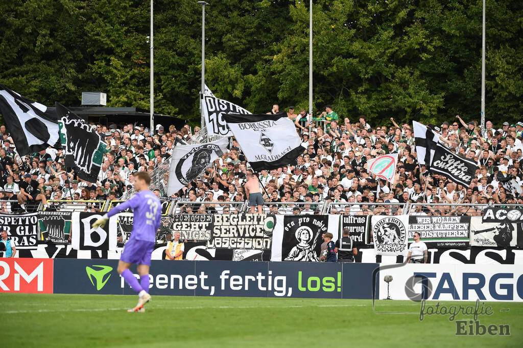 SV Atlas-Delmenhorst-Borussia Mönchengladbach | DFB-Pokal 1. Runde;SV Atlas Delmenhorst (gelb)-Borussia Mönchengladbach (schwarz) am 17.08.2025 in Oldenburg (Marschweg-Stadion), Photo: Philip Eiben 2025 - Realisiert mit Pictrs.com