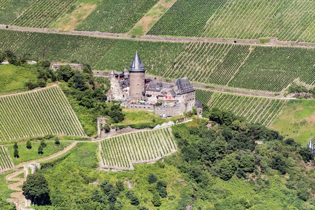 dr__dsc4856.jpg | BACHARACH 27.06.2018 Burganlage der Veste Stahleck in Bacharach im Bundesland Rheinland-Pfalz, Deutschland. Das Baudenkmal beherbergt die Jugendherberge Burg Stahleck als Familien- und Jugendgästehaus. // Castle of the fortress Stahleck in Bacharach in the state Rhineland-Palatinate, Germany. Foto: Daniel Reiter