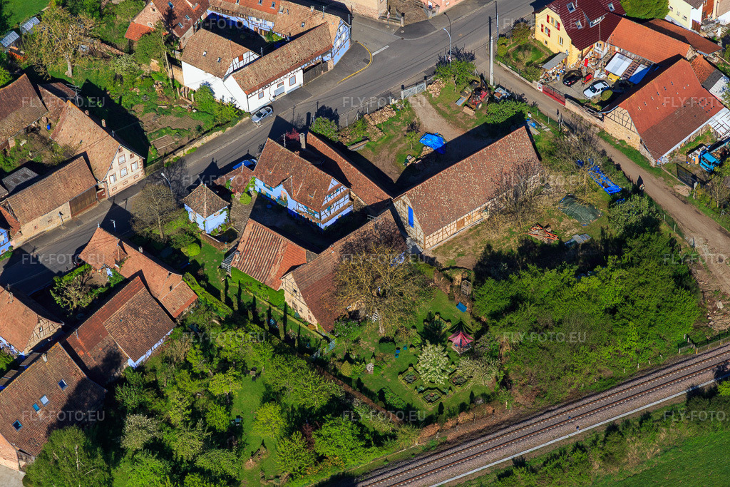 Vue aérienne: Jardins de la Ferme Bleue à Uttenhoffen dans le département Bas Rhin, France – .Photo: IMG_099424.jpg prise le 30/04/2017 par Werner Riehm/FLY-FOTO.eu – Résolution de l'original: 5472 x 3648 px – Jardins de la Ferme Bleue \xc3\xa0 Uttenhoffen en Alsace