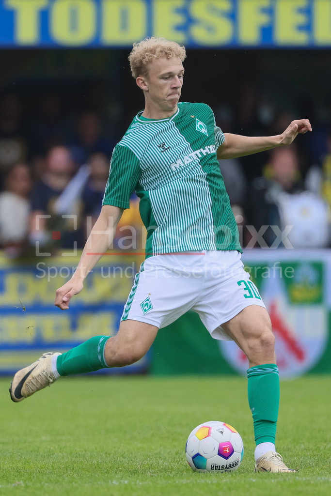 Fussball, Relegation Regionalliga Nord, SV Werder Bremen II - Holstein Kiel II | v.li.: Leon Opitz (SV Werder Bremen II, 30) am Ball, Freisteller, Einzelbild, Ganzkörper, Aktion, Action, Spielszene