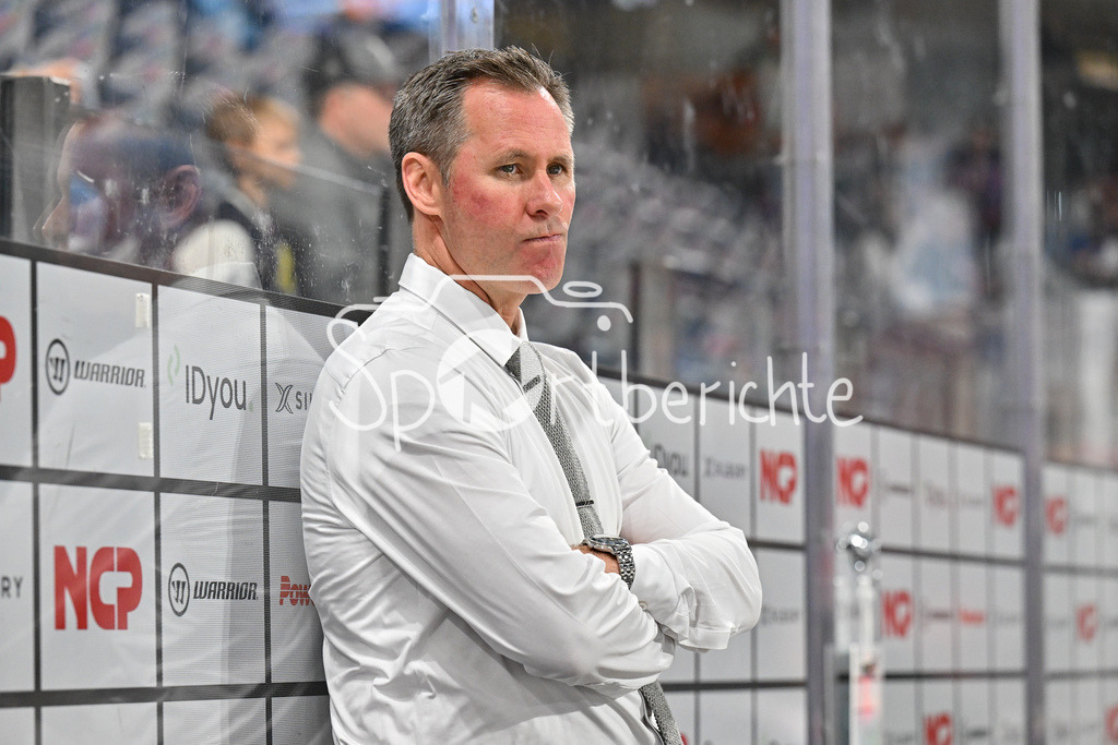 Nürnberg Ice Tigers - Augsburger Panther | Im Bild Ted DENT Headcoach Augsburger Panther beim Warmup vor der Partie / Freisteller / Einzelfoto
