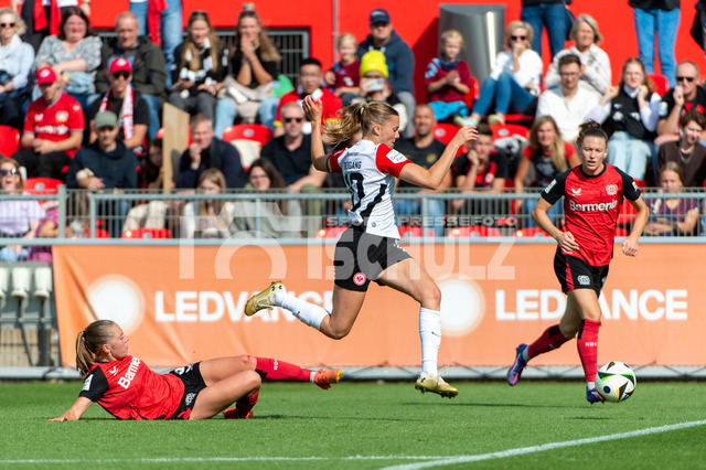 20240915NSZ_6189 | Laura Freigang (Eintracht Frankfurt,No.10) in Aktion gegen Janou Levels (Bayer Leverkusen,No.05)DEU, Leverkusen, 15.09.2024 Fußball, Google Pixel Frauen-Bundesliga, Saison 2024/2025, Bayer 04 Leverkusen - Eintracht Frankfurt - Realisiert mit Pictrs.com