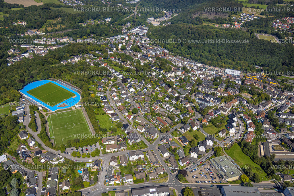 Ennepetal230801321 | Luftbild, Bremenstadion, blaue Spielfeldumrandung, Bremenplatz Berninghausen, Milspe, Ennepetal, Ruhrgebiet, Nordrhein-Westfalen, Deutschland