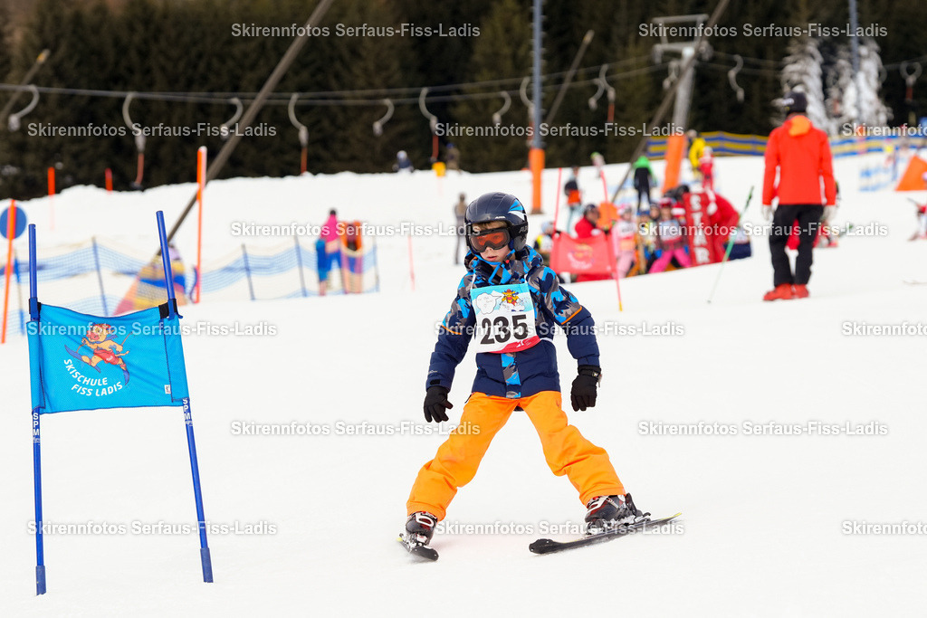 SRF_02.01.2026_0328 | Skirennfotos,Serfaus,Fiss,Ladis,Kinderskirennen,Winter,Tirol,Oberland,skirace,SFL,feelfree,weil wir's genießen,ski,Ski,skifahren,Sonnenplateau, - Realisiert mit Pictrs.com