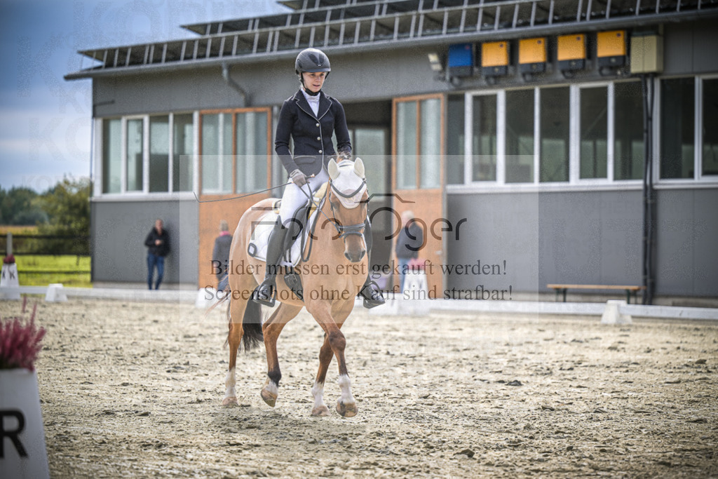 DOS_1945 | Entdecke hochwertige Reitturnierfotos von Foto Oger. Professionell, emotional und authentisch – jetzt Lieblingsmomente im Shop bestellen.Deutschlandweite Turnierfotografie. - Realisiert mit Pictrs.com