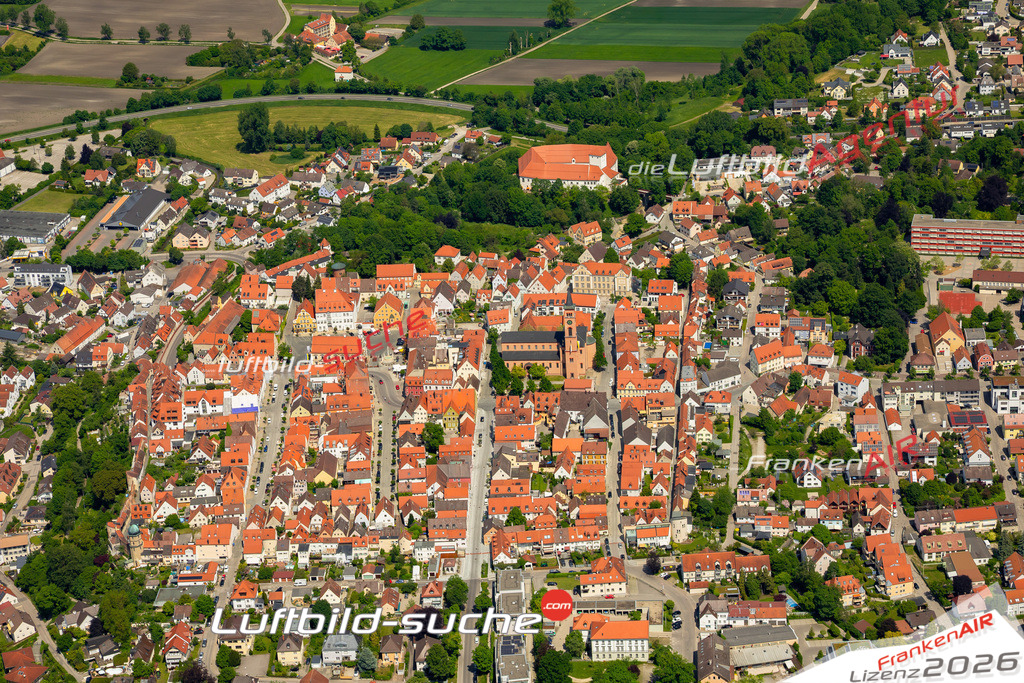 Das Luftbild zeigt Altstadt Friedberg - Die Luftaufnahme wurde 2023 vom UL-Flugzeug aus erstellt ( keine Drohne ) - Hochauflösende Luftaufnahme - Für grossformatige Ausdrucke geeignet. Die Geschenkidee !Mit Lizenz und Bildrechte bestellbar
