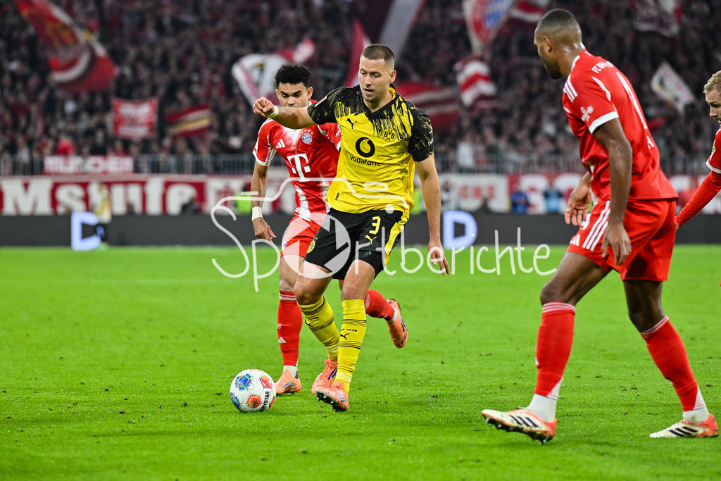 FC Bayern München - Borussia Dortmund | MUNICH, GERMANY - with ball Waldemar ANTON (Borussia Dortmund 3) during the bundesliga match between FC Bayern Munich vs. Borussia Dortmund on matchday 7 at Allianz Arena on October 18, 2025 in Munich, Germany / DFL REGULATIONS PROHIBIT ANY USE OF PHOTOGRAPHS AS IMAGE SEQUENCES AND/OR QUASI-VIDEO