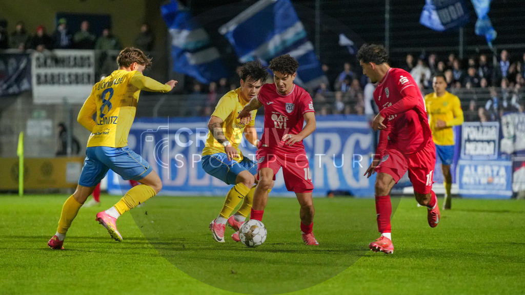 Fußball, Herren, Saison 2025/2026, Regionalliga Nordost, 13. Spieltag, FSV 63 Luckenwalde vs. SV Babelsberg 03, Freitag 24.10.2025, Werner-Seelenbinder-Stadion Luckenwalde, | Fußball, Herren, Saison 2025/2026, Regionalliga Nordost, 13. Spieltag, FSV 63 Luckenwalde vs. SV Babelsberg 03, Freitag 24.10.2025, Werner-Seelenbinder-Stadion Luckenwalde, Im Bild: v.l. Tim Schleinitz (Luckenwalde), Matthew Meier (Luckenwalde), Maurice Covic (Babelsberg) und Geogre Didoss (Babelsberg) - Realisiert mit Pictrs.com