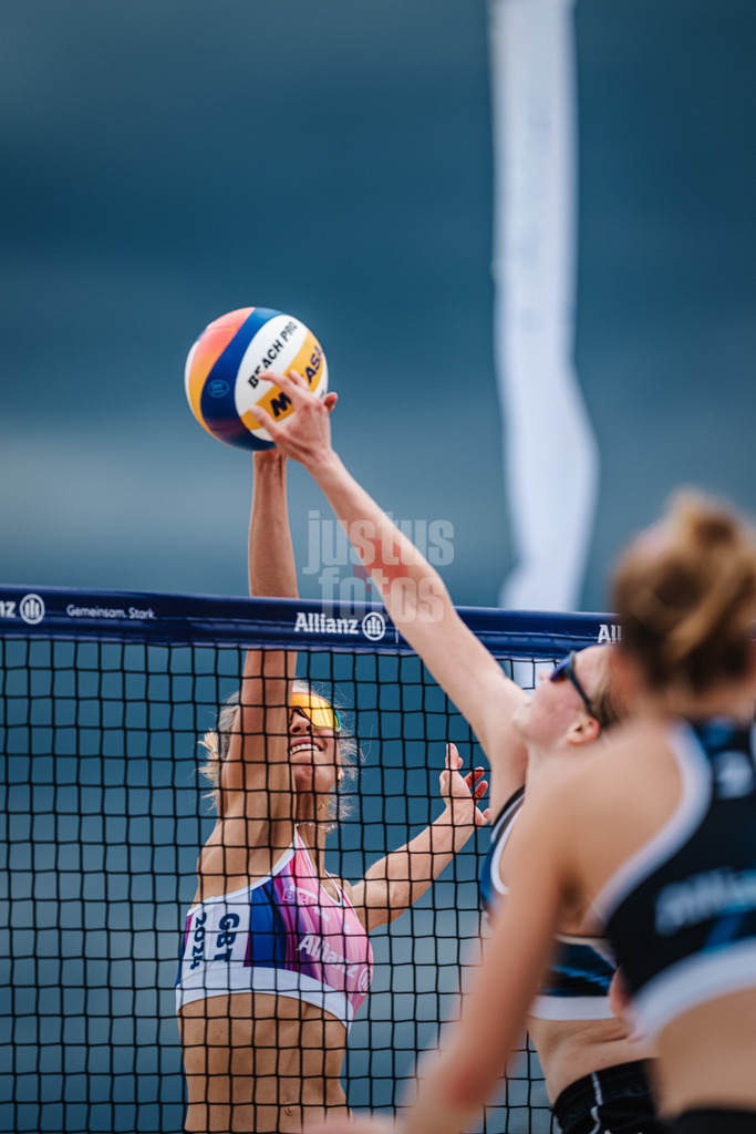 Sportart | Geschlecht | Saison 2022/2023 | Liga | Team1 vs. Team2 | TT.MM.JJJJ | Paula Schürholz am Netz beim Angriff