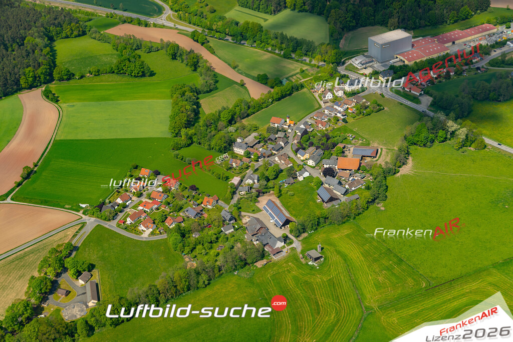 Die Luftaufnahme Hof an der Steinach - Mitwitz wurde 2022 vom Flugzeug aus (keine Drohne) erstellt. Hohe Auflösung -für große Poster und Wandbilder geeignet - Garantiert!