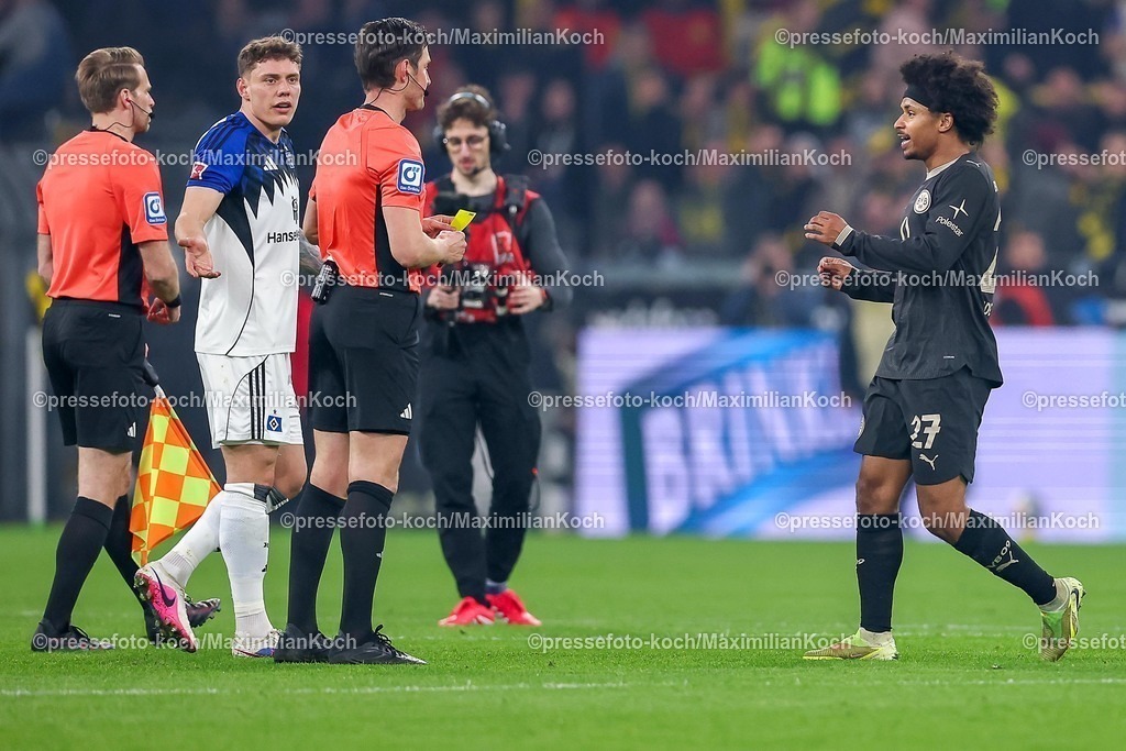 BVB21032601067 | 21.03.2026, Fußball, Borussia Dortmund - Hamburger SV, 1. Fußball Bundesliga, 27. Spieltag, Signal Iduna Park, Saison 2025 2026: Tummult um die Schiedsrichter Schiedsrichter Matthias Dr. Jöllenbeck nach Abpiff fer ersten Halbzeit. Gelbe karte für Nicolai Remberg&nbsp; (HSV #21) und Karim Adeyemi&nbsp;(BVB #27)   DFB regulations prohibit any use of photographs as image sequences and or quasi-video.