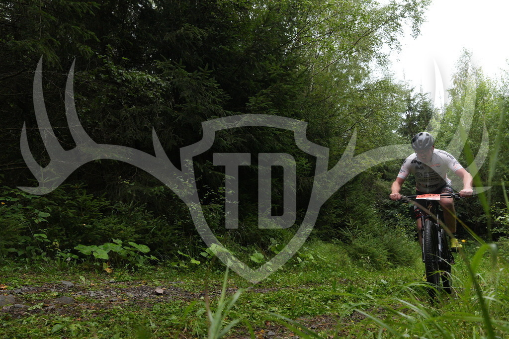 A6703506 | Fotogalerie der Treibjagd im Dunkelwald - Dein MTB Etappenrennen im Erzgebirge - Realisiert mit Pictrs.com