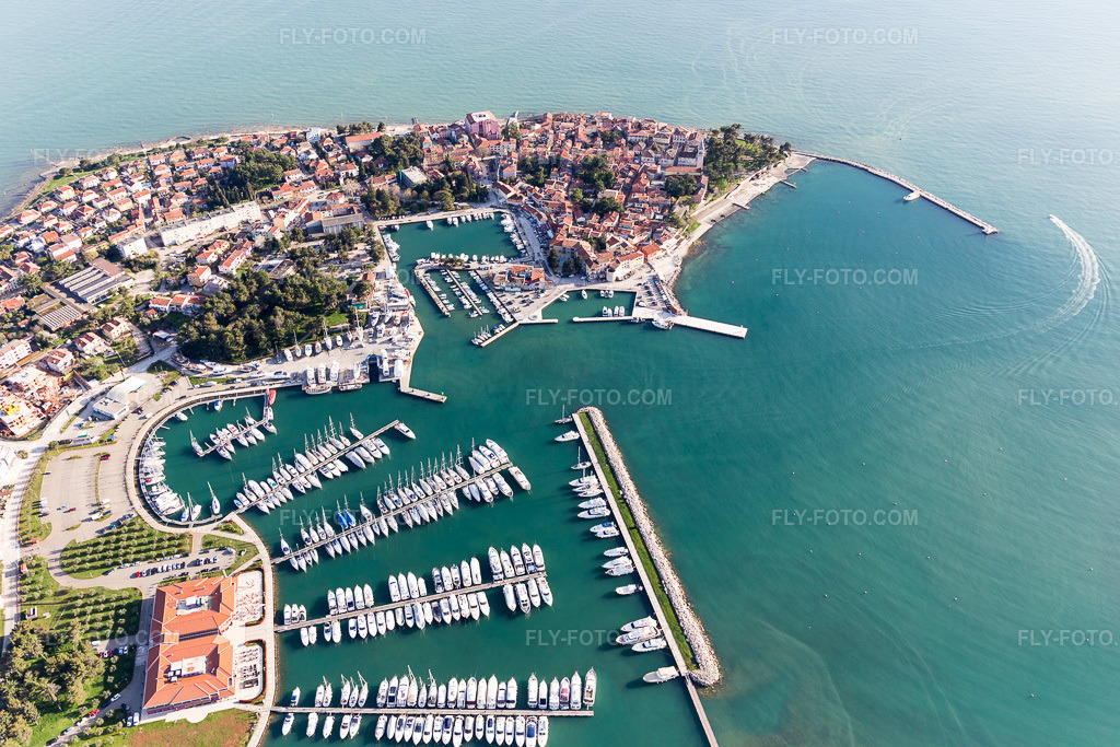 Aerial view: View of the town in Karpinjan in the state Gespanschaft Istrien, Croatia. – Photo: IMG_106082.jpg taken on 04/13/2018 by Werner Riehm/FLY-FOTO.com – Resolution of the original: 5472 x 3648 px