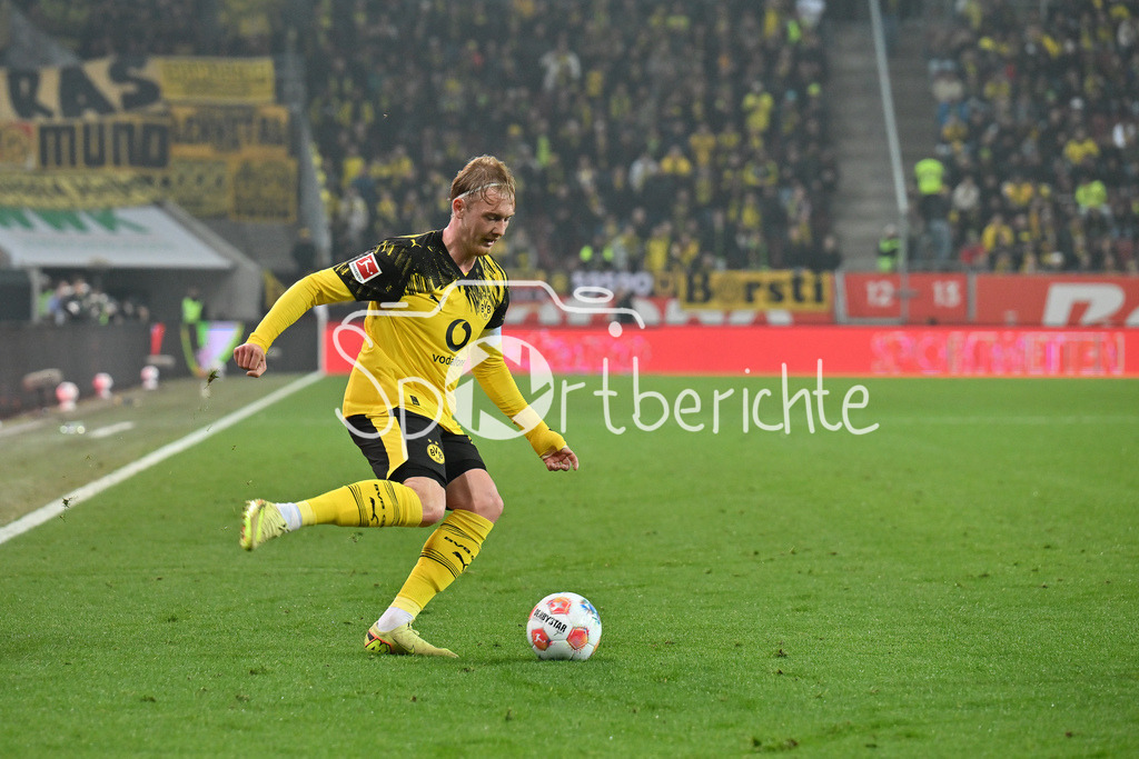 FC Augsburg - Borussia Dortmund | AUGSBURG, GERMANY - with ball Julian BRANDT (Borussia Dortmund 10) during the bundesliga match between FC Augsburg vs. Borussia Dortmund on matchday 9 at WWK Arena on October 31, 2025 in Augsburg, Germany / DFL REGULATIONS PROHIBIT ANY USE OF PHOTOGRAPHS AS IMAGE SEQUENCES AND/OR QUASI-VIDEO