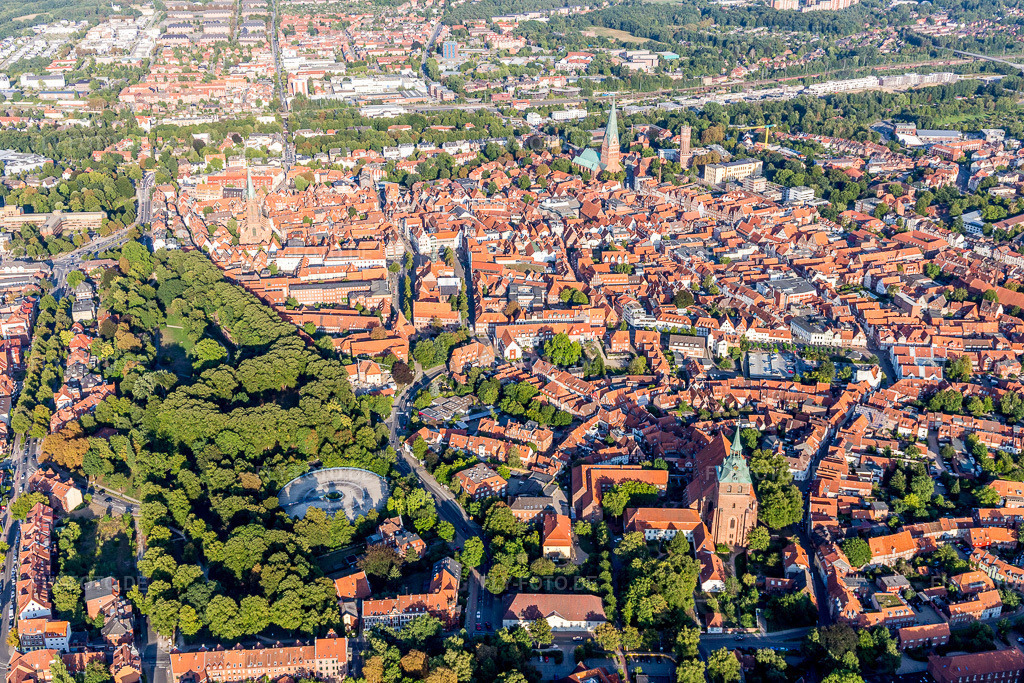 Luftbild: Altstadtbereich und Innenstadtzentrum in Lüneburg im Bundesland Niedersachsen in Deutschland. Foto: IMG_110669.jpg vom 22.08.2018 durch Werner Riehm/FLY-FOTO.de