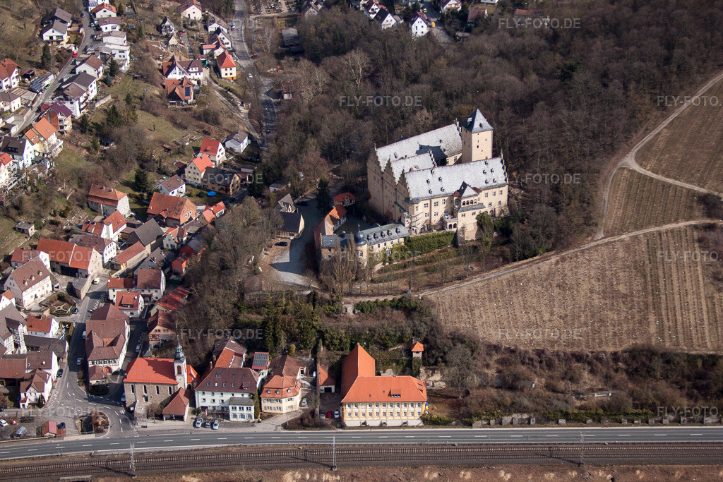 Luftbild: Burganlage des Schloß Mainberg Ernst-Sachs-Straße im Ortsteil Mainberg in Schonungen im Bundesland Bayern in Deutschland. Foto: IMG_56263.jpg vom 07.04.2013 durch Werner Riehm/FLY-FOTO.de
