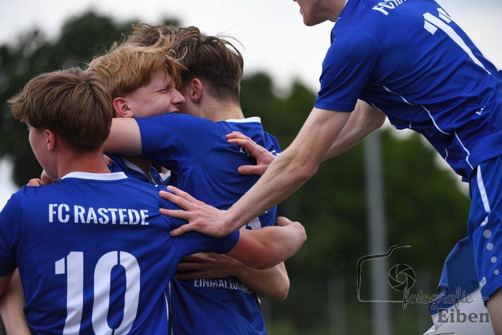 FC Rastede-JSG Esens/Dornum | B-Jugend Bezirksliga; FC Rastede (blau)-JSG Esens/Dornum (weiß) am 24.05.2025 in Rastede (Sportanlage Kötterswegs), Photo: Philip Eiben 2025 - Realisiert mit Pictrs.com