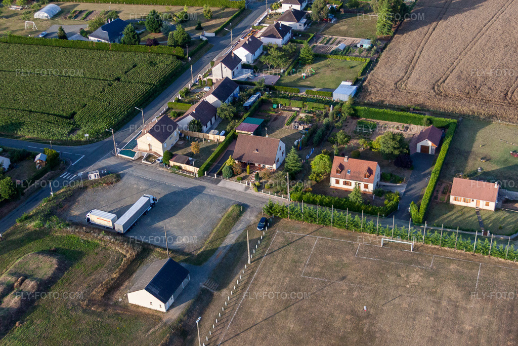 Aerial view: View of the town in Semur-en-Vallon in the state Sarthe, France. – Photo: IMG_19941.jpg taken on 07/28/2009 by Werner Riehm/FLY-FOTO.com – Resolution of the original: 4033 x 2688 px