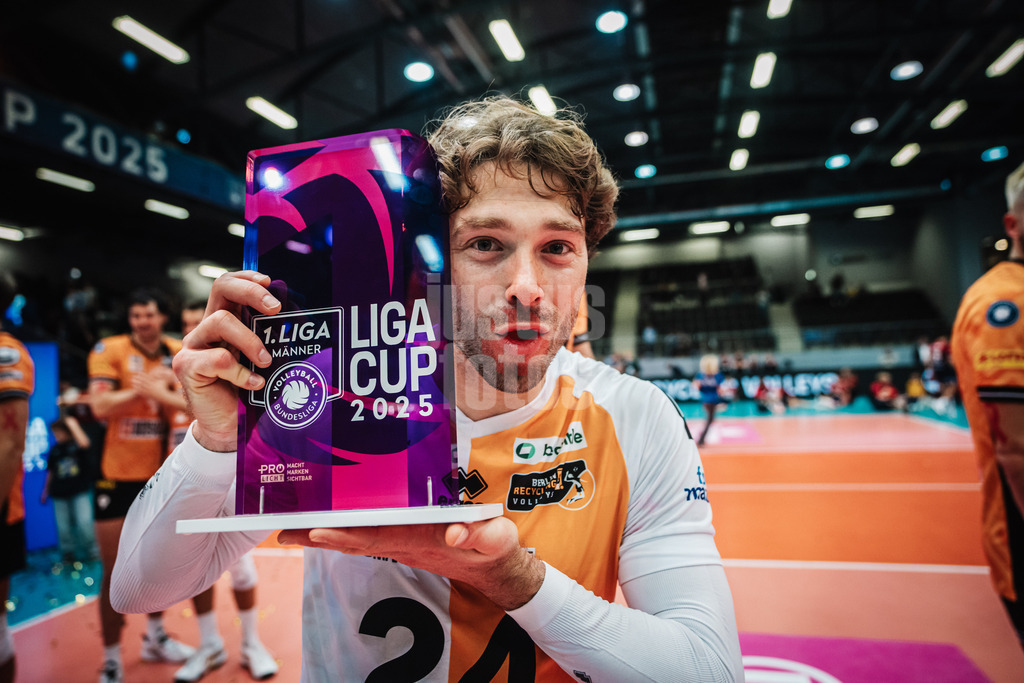 Volleyball | Herren | Saison 2025/2026 | Volleyball Ligacup | Finale | SVG Lüneburg vs. Berlin Recycling Volleys | 12.10.2024 | Kyle Dagostino (#24, BERLIN RECYCLING Volleys) mit der Trophäe