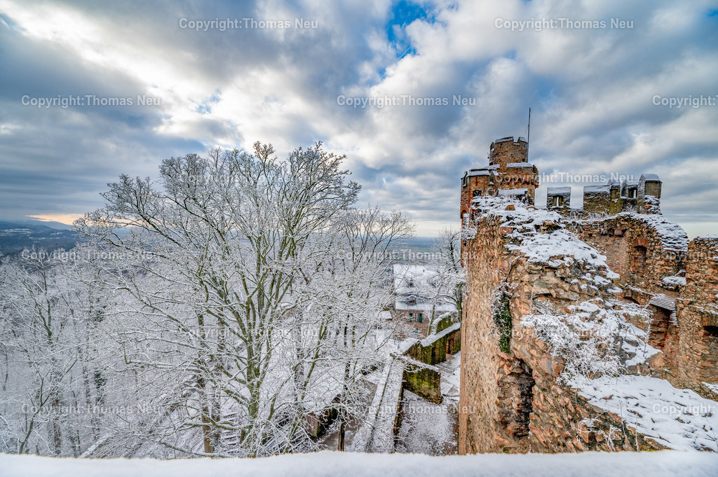 Winter-Schloss-Auerbach-Thomas_Neu_Fotografie-42 | Winterzauber auf Schloss Auerbach: Die historische Burgruine hoch über der Bergstraße zeigt sich im Schnee von ihrer beeindruckendsten Seite. Der Blick über die Rheinebene, der mächtige Wehrturm und die markante Schwarzkiefer machen das Schloss zu einem der schönsten Wintermotive im Odenwald. Entdecken Sie die faszinierende Kombination aus Geschichte, Natur und einzigartiger Winteratmosphäre., Bild: Thomas Neu
