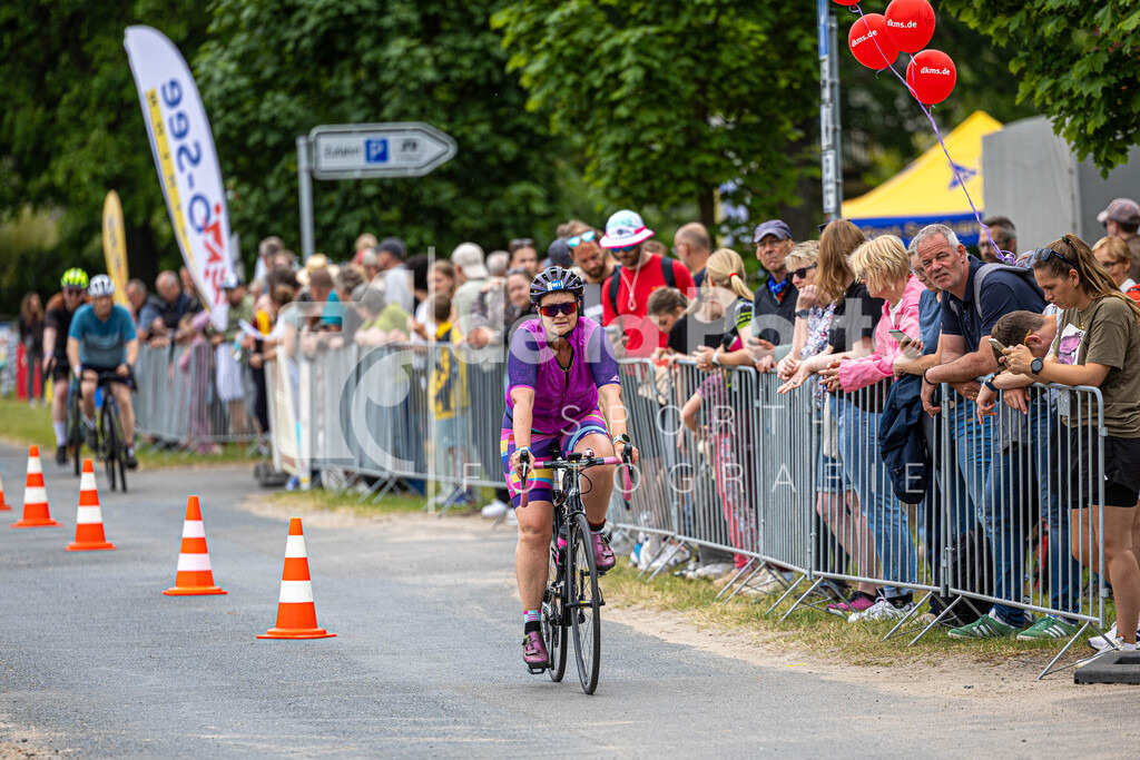 Auch an der Radstrecke hatten sich viele Zuschauer versammelt_ feuerten die Athleten an. | immodelaporte-sportfotos - Realisiert mit Pictrs.com