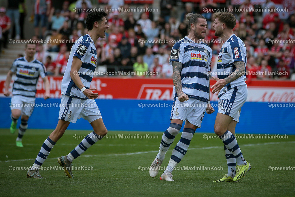 RWE3Liga07042401019 | 07.04.2024, Essen, Fußball, bwin 3. Liga Herren, Stadion an der Hafenstraße, 32. Spieltag Saison 2023 2024, Rot-Weiss Essen – MSV Duisburg:  Torjubel nach dem 1:0 durch Alexander Esswein (MSV Duisburg). Zusammen mit Santiago Castaneda (MSV Duisburg) und Daniel Ginczel (MSV Duisburg).
DFB regulations prohibit any use of photographs as image sequences and or quasi-video.