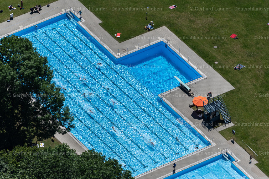 4031120 | MüNCHEN 12.06.2020 Badegäste auf den Liegewiesen am Schwimmbecken des Freibades " Bad Georgenschwaige " an der Belgradstraße im Ortsteil Schwabing-West in München im Bundesland Bayern, Deutschland. Weiterführende Informationen bei: Stadtwerke München GmbH. // Bathers on the lawn by the pool of the swimming pool " Bad Georgenschwaige " on Belgradstrasse in the district Schwabing-West in Munich in the state Bavaria, Germany. Further information at: Stadtwerke Muenchen GmbH. Foto: Gerhard Launer
