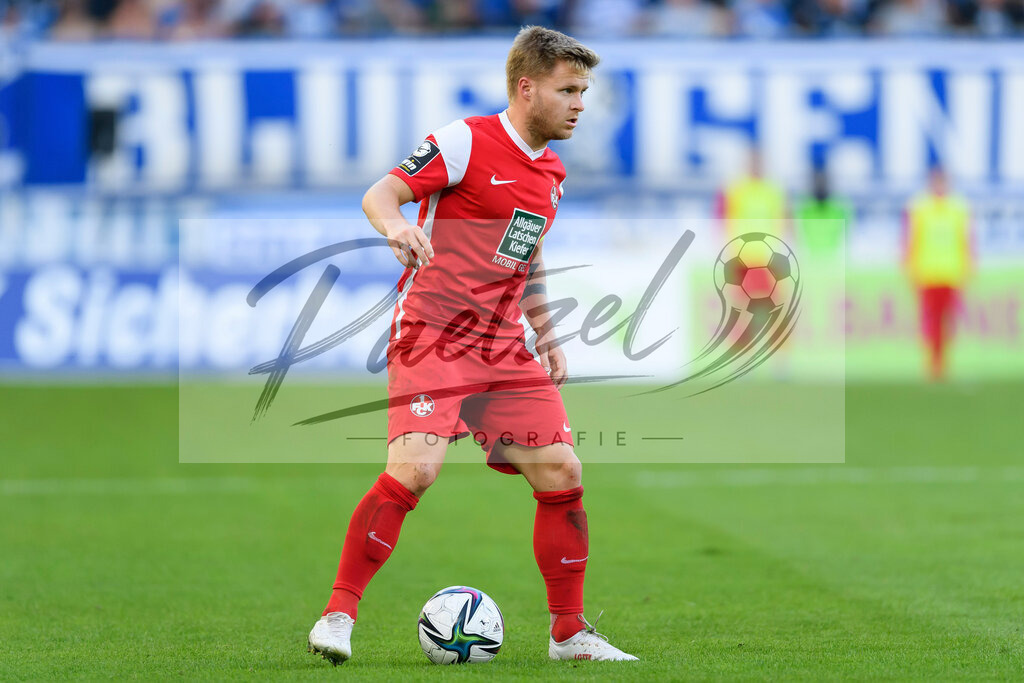 FCMFCK20210904_147 | Fussball, Herren: Jean Zimmer (1. FC Kaiserslautern) in Aktion, am Ball, Einzelaktion beim Spiel der 3. Liga zwischen 1. FC Magdeburg und 1. FC Kaiserslautern in der MDCC-Arena am 04.09.2021 in Magdeburg, Deutschland.DFB / DFL REGULATIONS PROHIBIT ANY USE OF PHOTOGRAPHS AS IMAGE SEQUENCES AND/OR QUASI-VIDEO. - Realisiert mit Pictrs.com