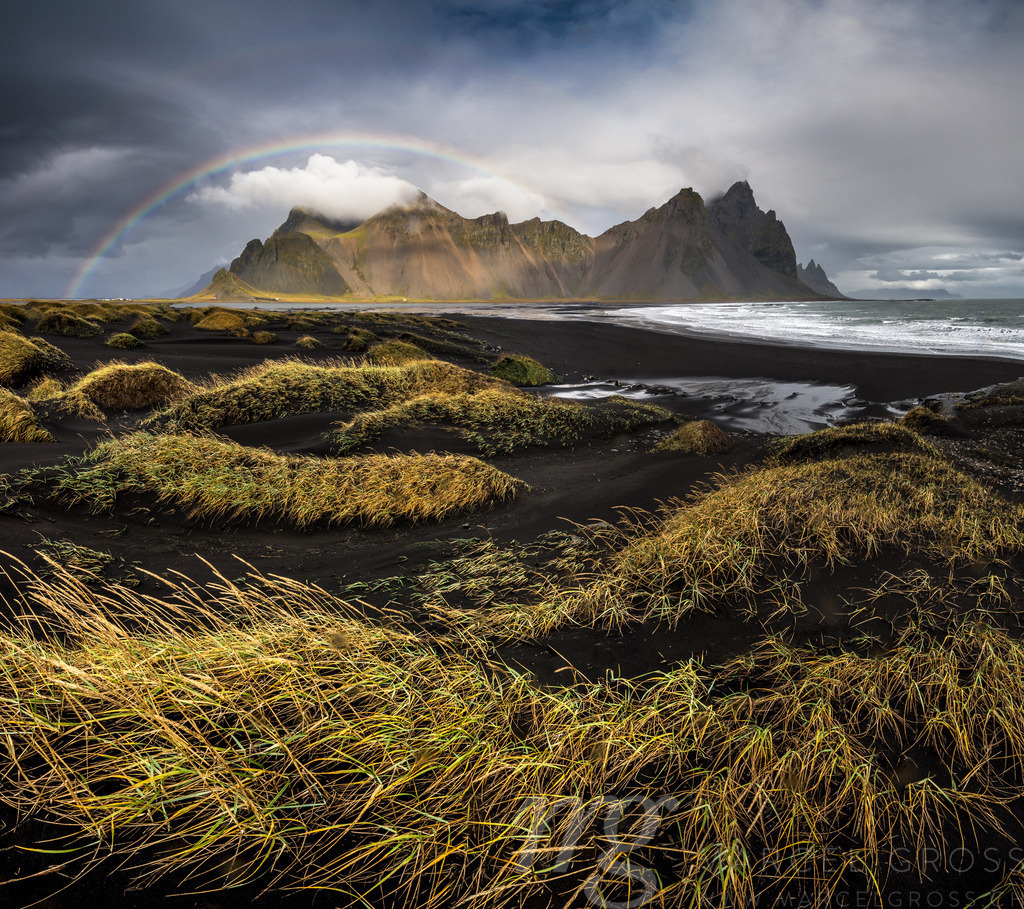 Stokksnes mit Vesturhorn und Regenbogen, Höfn, Südisland | Stokksnes with Vesturhorn and rainbow. we spend 3 days in the Area of Höfn on the South Coast of Iceland before the sky cleared a little bit and the rain stopped for a couple of minutes so i could take this shot - Realisiert mit Pictrs.com