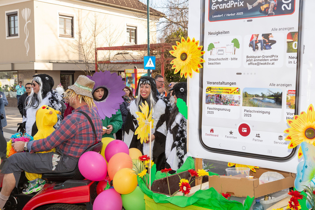 Umzug2025-170_9841 | Fotostrecke: FASCHINGSUMZUG 2025 in Loosdorf. 22 Masken(gruppen)-Teilnehmer: Loosdorfer Vereine, Wirtschaftstreibende, Gemeindeabordnungen sowie Kreditinstitute. rund 700 Besucher entlang der Hauptstrasse. Veranstaltungs-Sicherung durch Mannschaft der FF-Loosdorf mit schwerem Gerät. Maskenprämierung am EKZ-Platz durch Bgm. Thomas Vasku in den Kategorien: Bester Festwagen (Fa. gkonzept-Groissenberger; Beste Personengruppe-ASK-Loosdorf; Beste Einzelperson; Weiteste Anreise-FF Schollach;