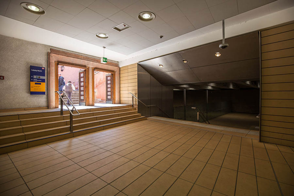 Foto: Leipzig - Untergrundmessehaus - City Tunnel Station Leipzig Markt | Das Team hinter BILDLEXIKON LEIPZIG bündelt historische wie aktuelle Informationen über die Stadt Leipzig in Text und Bild auf einer Plattform und stellt diese der interessierten Öffentlichkeit zur Verfügung.