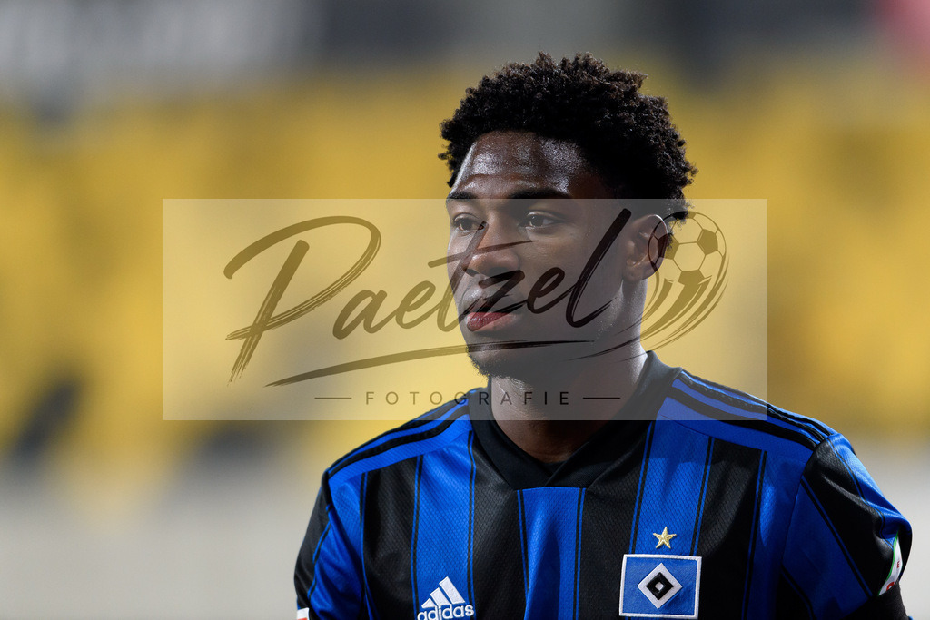 SGDHSV20220114_156 | Fussball, Herren: Faride Alidou (Hamburger SV) schaut bei dem Spiel der 2. Bundesliga zwischen SG Dynamo Dresden und Hamburger SV im Rudolf-Harbig-Stadion am 14.01.2022 in Dresden, Deutschland.DFB / DFL REGULATIONS PROHIBIT ANY USE OF PHOTOGRAPHS AS IMAGE SEQUENCES AND/OR QUASI-VIDEO. - Realisiert mit Pictrs.com