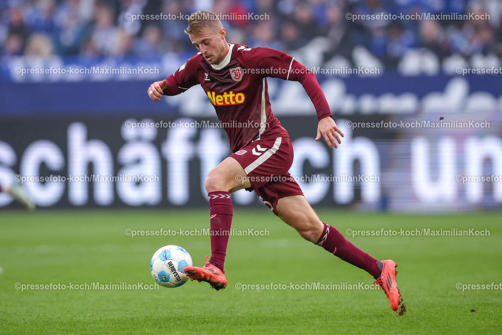 Schalke10112401052 | 10.11.2024, Fußball, FC Schalke 04 - SSV Jahn Regensburg, 2. Fußball Bundesliga, Veltins-Arena Gelsenkirchen, Saison 2024 2025: Sebastian Ernst (Jahn-Regensburg #15)DFB regulations prohibit any use of photographs as image sequences and or quasi-video.