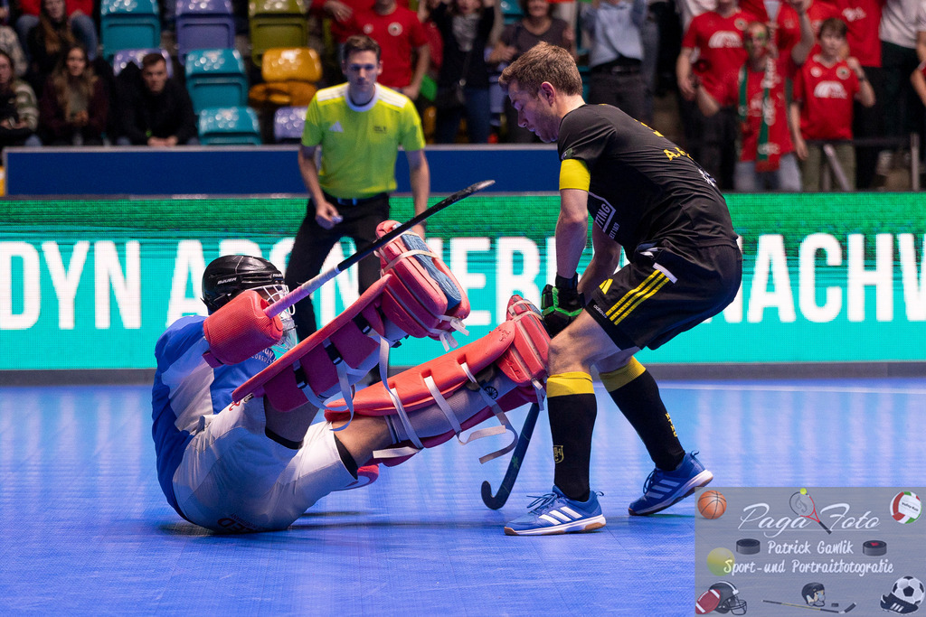 Volvo E.R.B. Final 4 Finale Männer: Harvestehuder THC - Crefelder HTC, 26.01.2025 | Joshua William Onyekuwe Nnaji (Crefelder HTC #29) &amp; Anton Pöhling (Harvestehuder THC #12) beim Penalty Schießen, Harvestehuder THC - Crefelder HTC, Frankfurt, Süwag Arena, 26.1.2025 - Realisiert mit Pictrs.com