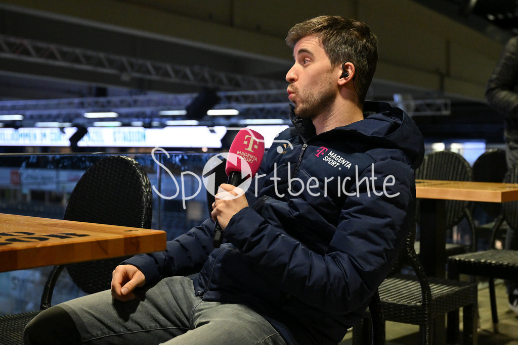 Augsburger Panther - Schwenninger Wild Wings | MagentaSport Moderator Farnz BUECHNER vor der Partie in Augsburg / DEL: Augsburger Panther - Schwenninger Wild Wings, Curt Frenzel Stadion am 24.01.2025