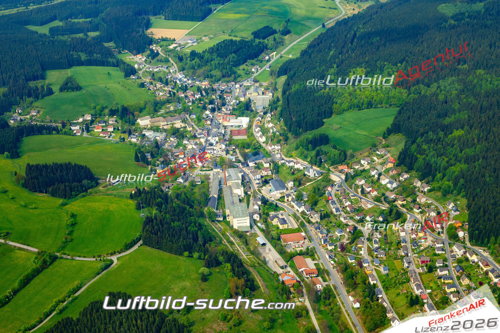 Die Luftaufnahme der Stadt Tettau wurde vom UL-Flugzeug heraus erstellt ( keine Drohne )- hohe Auflösung für beste Qualität